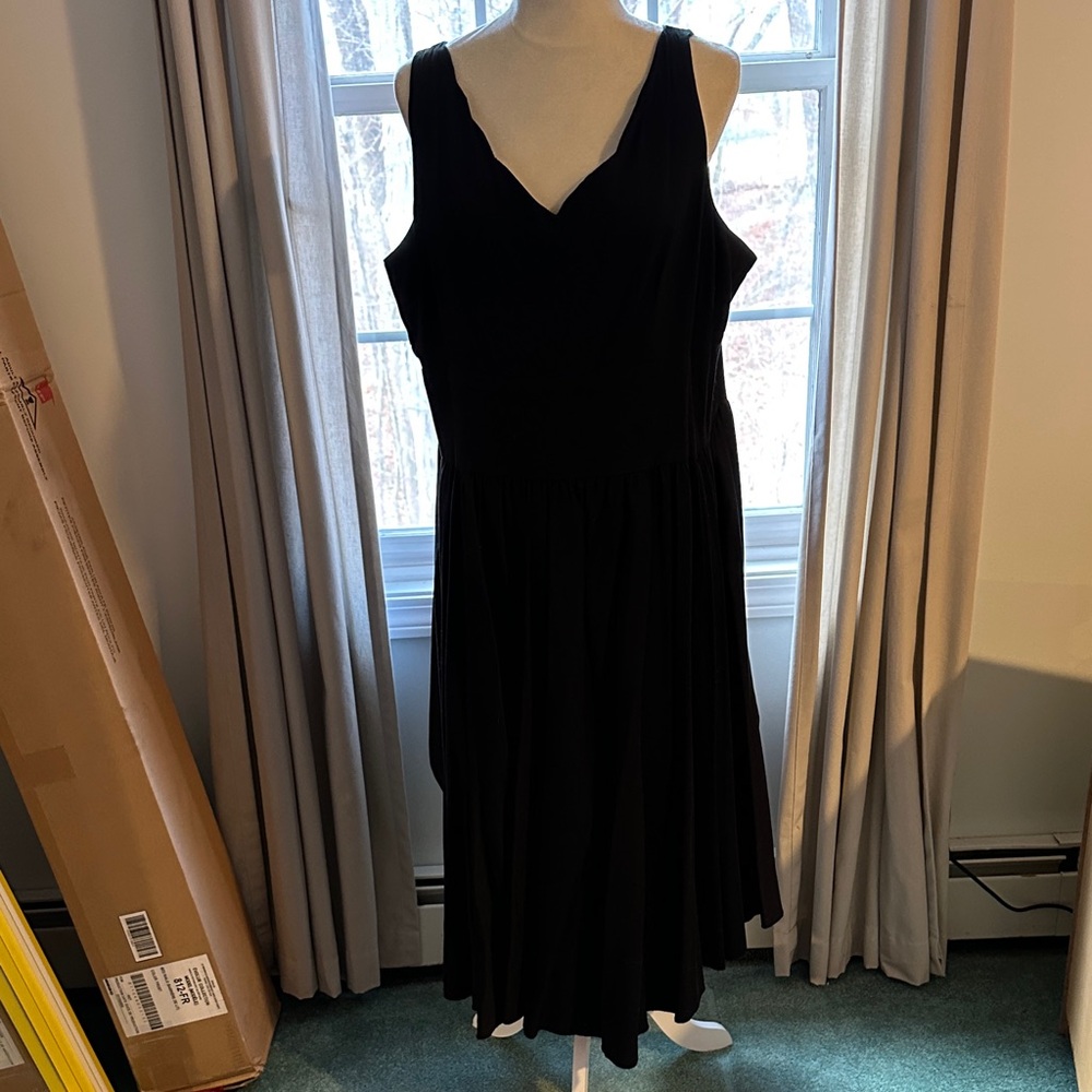 Unique Vintage Black Sleeveless Swing Midi Dress w scalloped neck